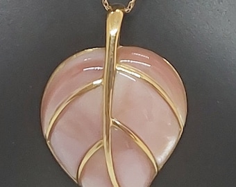 Colgante de hoja de nácar rosa, cadena de cuerda de oro amarillo de 14 k
