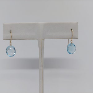 Pendientes de topacio azul facetado en oro amarillo de 14 k. Elegantes y clásicos pendientes de topacio azul hechos a mano en oro amarillo de 14 k. Pendiente de piedra preciosa DROP.