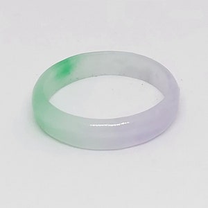 K&ouml;nnte beinhalten: Ein Ring aus hellgr&uuml;nem und wei&szlig;em Jade. Der Ring ist glatt und poliert.