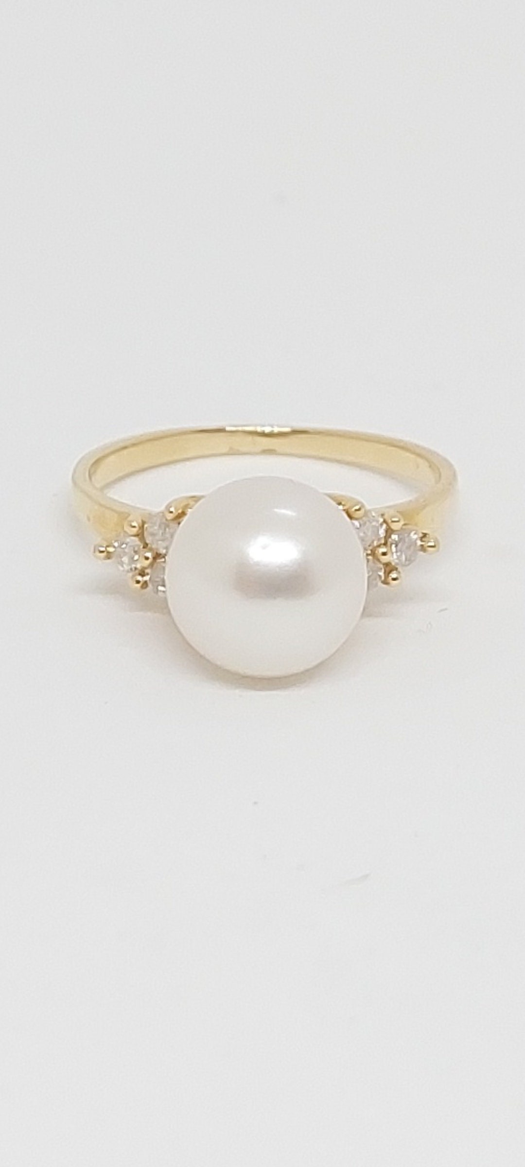 Vintage White South Sea Pearl Ring: 14k Yellow Gold & Diamond