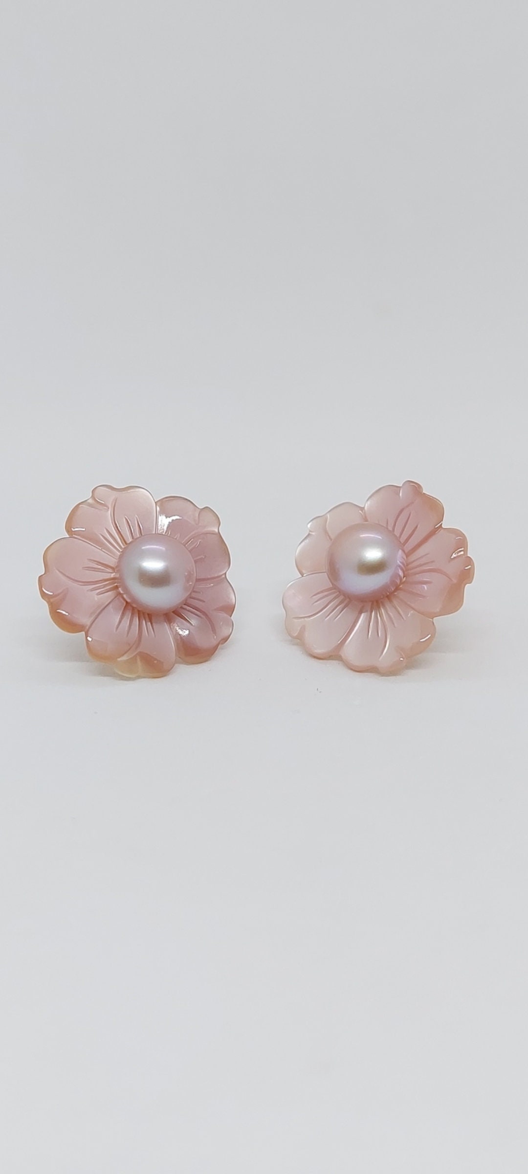 PINK Mother of Pearl PINK Freshwater Pearl Flowers Push Back Stud Earring. Pink Mother of pearl Flower Earring. Earring in 14k Yellow Gold.