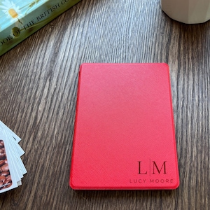 Étui ultra fin pour Kindle Paperwhite / Colorsoft 7 pouces (convient uniquement à la 12e génération) - Étui folio personnalisé monogramme doux au toucher
