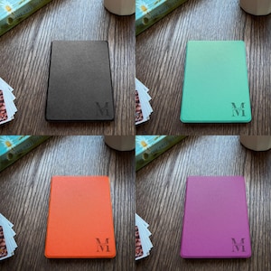 以下が含まれることがあります： 電子書籍リーダー用のカバーが4色あります。カバーの色は黒、ターコイズ、オレンジ、紫です。各カバーには、前面に「M」の文字がエンボス加工されています。