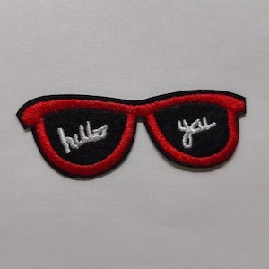 Patch de óculos vermelhos com texto “Hello You” bordado para roupas, bolsas ou jaquetas