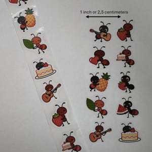 Peut inclure: Une collection de petits autocollants découpés représentant des fourmis de dessin animé interagissant avec divers objets comme des fraises, des ananas, des gâteaux, des guitares, des feuilles et des cœurs. Une étiquette indique 2,5 centimètres.