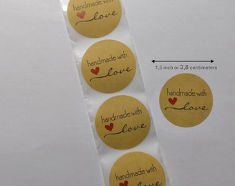 Może przedstawiać: Rolka okrągłych naklejek z papieru kraft o średnicy 3,8 cm z tekstem "wykonane z miłością" i małym czerwonym sercem.