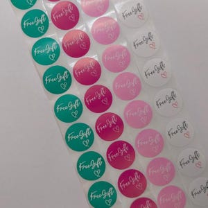 Étiquettes cadeaux gratuites – Papier violet, vert, rose ou blanc – Étiquettes autocollantes de 2,5 cm – Pour les cadeaux sur les commandes ou les emballages