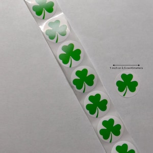 Può includere: Rotolo di adesivi rotondi da 1 pollice con disegni di trifoglio verde. Ogni adesivo ha un diametro di 1 pollice o 2,5 centimetri.