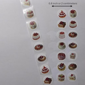 Op de afbeelding: Een strook ronde stickers met verschillende taartontwerpen met aardbeien en ander fruit. De tekst "0,8 inch of 2 centimeter" staat op de afbeelding. De stickers zitten op een transparante achtergrond.