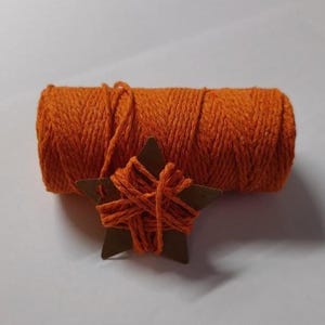 Op de afbeelding: Een set van drie keramische mokken met een gespikkelde, matte afwerking. De mokken zijn in de kleuren crème, lichtgrijs en donkergrijs. Elke mok heeft een eenvoudig, minimalistisch ontwerp en een afgerond handvat.