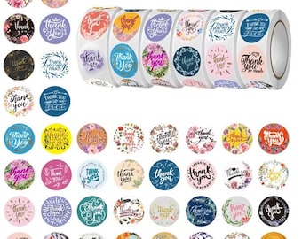 Può includere: Un rotolo di adesivi rotondi con le parole "Thank You" in vari font e colori. Gli adesivi presentano disegni floreali, a foglia e altri decorativi. Gli adesivi sono in una varietà di colori, tra cui rosa, giallo, blu e verde.