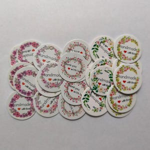 Cartes en papier ou étiquettes en papier autour | Fait main avec amour ou merci avec amour | 30 millimètres | Fleurs | Cartes cadeaux ou étiquettes