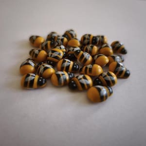 Miniaturowe drewniane pszczoły – 13 x 9 mm – dekoracja i upiększenie – zestaw 25 sztuk
