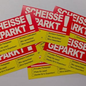 Może przedstawiać: Zbiór czerwonych i żółtych naklejek z informacją o naruszeniu przepisów parkingowych. Naklejki zawierają niemieckie słowa "SCHEISSE GEPARKT" dużymi białymi literami. Dodatkowy tekst zawiera pola wyboru i zwroty w języku niemieckim.