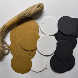Papieren kaartjes of paper tags rond | 40 millimeter | Kraft, wit of zwart papier | Prijskaartjes, cadeau kaartjes, kledinglabel