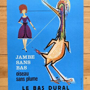 Pode incluir: Um cartaz vintage que anuncia "Le Bas Dural" com uma ilustração de desenho animado de uma mulher e um pássaro. O texto diz "Jambe Sans Bas Oiseau Sans Plume Le Bas Dural Resiste A Tout".