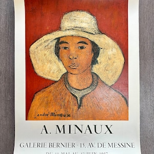 Może przedstawiać: Winietkowy plakat reklamujący wystawę sztuki A. Minaux w Galerii Bernier w Paryżu, Francja. Plakat przedstawia obraz osoby w białym kapeluszu i brązowej kurtce na czerwonym tle. Tekst na plakacie brzmi "A. MINAUX GALERIE BERNIER - 15, AV. DE MESSINE DU 11 MAI AU 1 JUIN 1957".