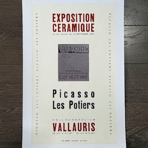 以下が含まれることがあります： ピカソをフィーチャーした「Exposition Ceramique」のヴィンテージ展示ポスター。ポスターには赤と黒のテキストがあり、フクロウのイラストが描かれています。ポスターは白い背景にあります。