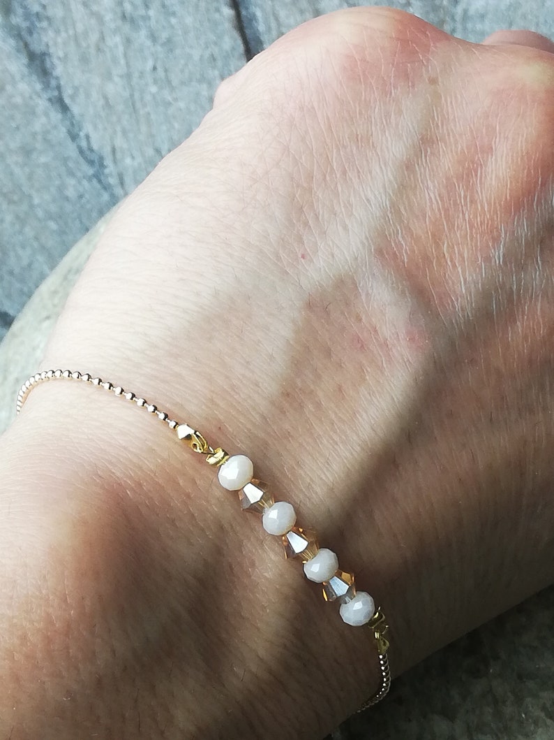 Minimal bracelet with pellet chain and glass bead insert