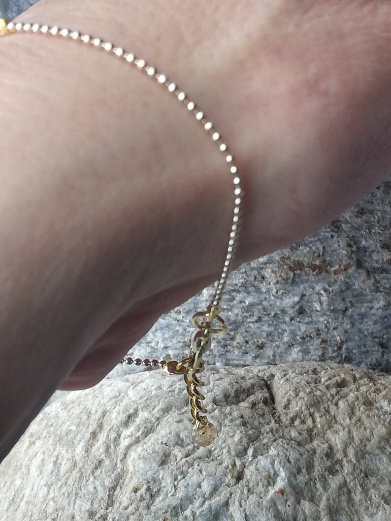 Minimal bracelet with pellet chain and glass bead insert