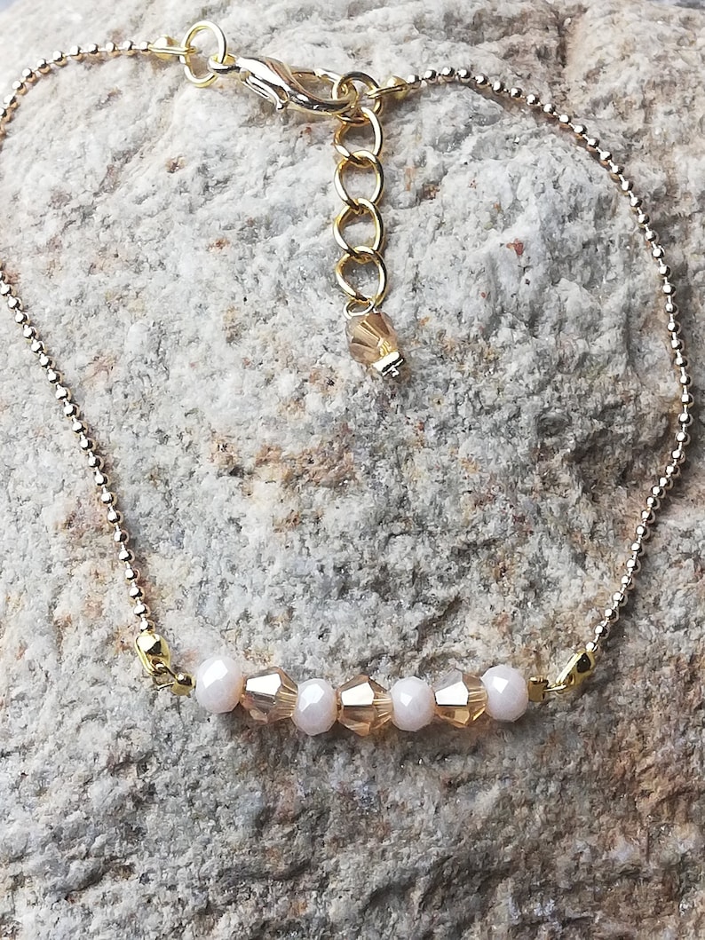 Minimal bracelet with pellet chain and glass bead insert
