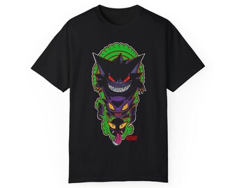 Puede incluir: Camiseta negra con un estampado gráfico de tres criaturas fantasmales de color morado y verde con ojos brillantes y un fondo verde. El texto "GHOST" está impreso en rojo en la parte inferior del gráfico.