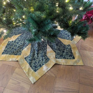 Handmade Black and Gold Star Tree Skirt: 60-inch Quilted Christmas Tree Skirt