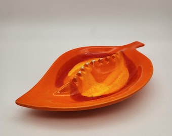 Keramik askkopp med löv, orange och gul droppglasyr, 1960-talet