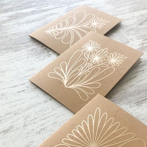 Trois cartes de voeux botaniques OR avec enveloppe - Style minimaliste - encre blanche sur papier kraft - dessin au trait de fleurs - Fabriqué à la main à Barcelone