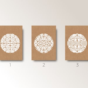 Drei Mond-Grußkarten mit Umschlag - Botanischer Minimal Style - weiße Tinte auf Kraftpapier - Blumen-Linienkunst - Handgemacht in Barcelona