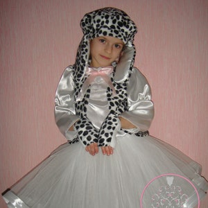 Disfraz infantil de halloween de dálmata para niña. Boina con orejas de dálmata cosidas y falda tutú con cola