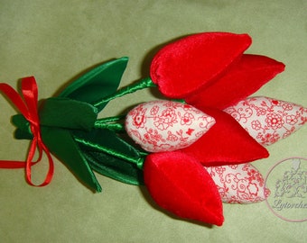 Ramo de siete tulipanes de tela roja y rosa