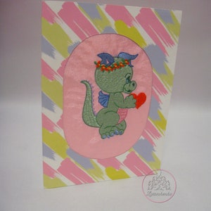 Carte postale brodée avec un petit dragon tenant un coeur Cadeau Saint Valentin fait main pour lui