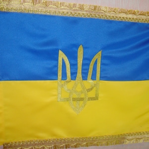 Ukrainische Nationalflagge aus Satin mit aufgesticktem goldenem Dreizack und Fransen. Ein Erinnerungsgeschenk an einen Anhänger der Ukraine