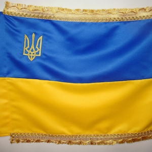 Ukrainische Nationalflagge aus Satin mit einem aufgestickten kleinen goldenen Dreizack und Fransen. Ein Erinnerungsgeschenk an einen Anhänger der Ukraine