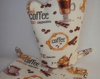 Puede incluir: Un juego de dos toallas de cocina de algodón blanco con temática de café. Las toallas presentan un diseño de taza de café marrón y blanco con las palabras "coffee", "espresso", "cappuccino" y "latte".