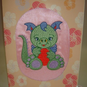Carte postale brodée avec un petit dragon tenant un coeur Cadeau Saint Valentin fait main pour elle