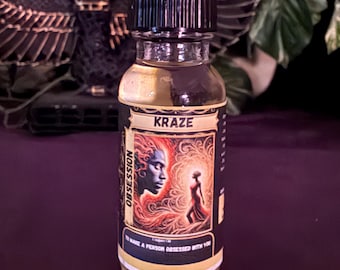 Könnte beinhalten: Eine klare Glasflasche mit schwarzem Schraubverschluss, die eine goldene Flüssigkeit enthält. Das Etikett zeigt den Text KRAZE und OBSESSION, eine Illustration eines Gesichts und einer Silhouette sowie den Text TO MAKE A PERSON OBSESSED WITH YOU.