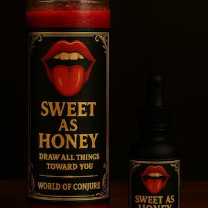 以下が含まれることがあります： 燃えている赤いろうそくと、お揃いのラベルが付いた黒いボトル。ラベルには、赤い唇のグラフィックと「SWEET AS HONEY」と「DRAW ALL THINGS TOWARD YOU」の文字が描かれています。ろうそくはガラス瓶に入っています。
