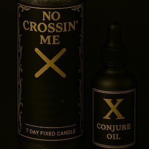 以下が含まれることがあります： 黒いキャンドルに、金色の文字で「No Crossin' Me」と「X」が書かれています。キャンドルには「7 Day Fixed Candle」というラベルが貼られています。キャンドルの隣には、金色の文字で「X Conjure Oil」と書かれた黒いボトルがあります。