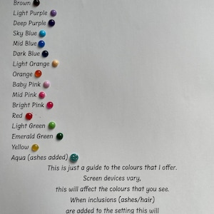 K&ouml;nnte beinhalten: Eine Farbkarte mit verschiedenen Farbt&ouml;nen von Wei&szlig;, Schwarz, Braun, Lila, Blau, Orange, Rosa, Rot, Gr&uuml;n, Gelb und Aqua. Die Karte enth&auml;lt den Text "Dies ist nur ein Leitfaden f&uuml;r die Farben, die ich anbiete. Bildschirme variieren, dies wirkt sich auf die Farben aus, die Sie sehen. Wenn Einschl&uuml;sse (Asche/Haar) hinzugef&uuml;gt werden, wirkt sich dies auch geringf&uuml;gig auf die Farbe aus."