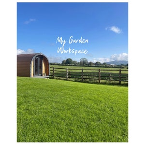 K&ouml;nnte beinhalten: Ein h&ouml;lzerner Gartenhaus mit einer T&uuml;r und Fenstern, vor einem gr&uuml;nen Grasfeld mit einem Holzzaun und blauem Himmel. Der Text "My Garden Workspace" ist in Wei&szlig; auf den Himmel geschrieben.