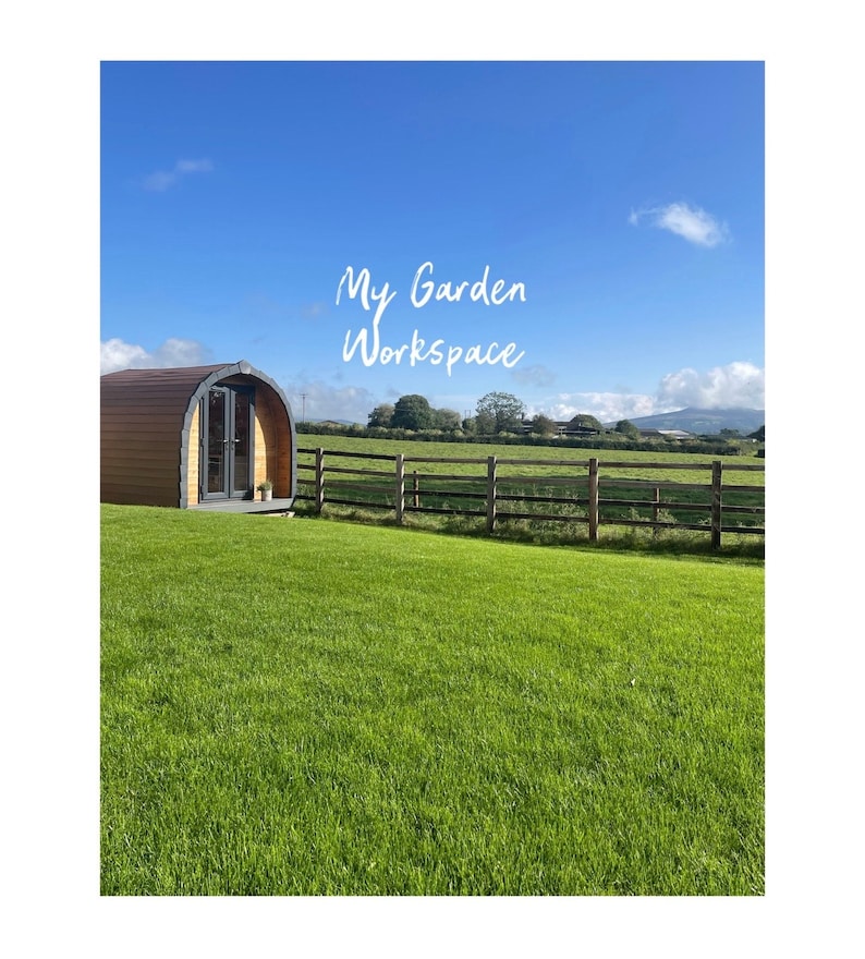 K&ouml;nnte beinhalten: Ein h&ouml;lzerner Gartenhaus mit einer T&uuml;r und Fenstern, vor einem gr&uuml;nen Grasfeld mit einem Holzzaun und blauem Himmel. Der Text "My Garden Workspace" ist in Wei&szlig; auf den Himmel geschrieben.
