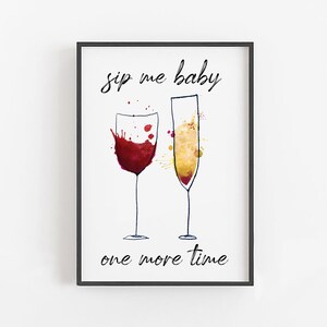 Peut inclure: Une impression encadrée noire avec un fond blanc et le texte "sip me baby one more time" en cursive noire. L'impression présente un dessin au trait simple d'un verre à vin et d'une flûte à champagne avec des éclaboussures d'aquarelle rouge et jaune.