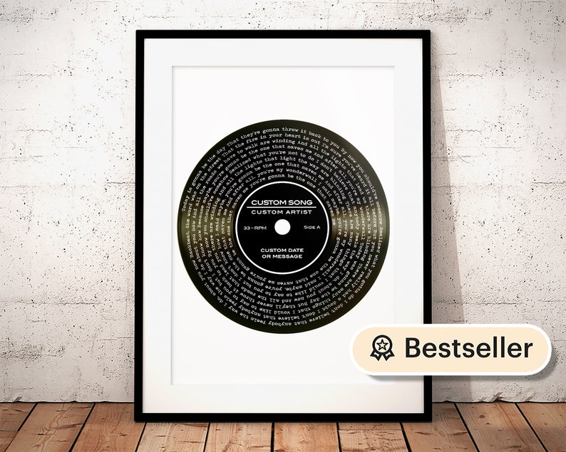 Puede incluir: Una impresi&oacute;n de disco de vinilo en blanco y negro con un centro dorado. La impresi&oacute;n presenta el texto "CUSTOM SONG" y "CUSTOM ARTIST" en fuente negra. La impresi&oacute;n est&aacute; enmarcada en un marco negro y est&aacute; etiquetada como "Bestseller".
