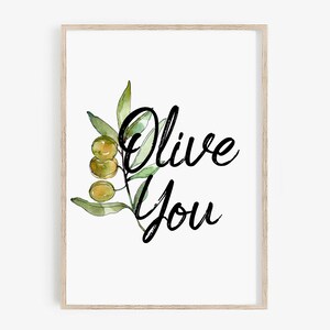 Puede incluir: Una ilustraci&oacute;n de acuarela de una rama de olivo con hojas verdes y aceitunas. El texto "Olive You" est&aacute; escrito en cursiva negra.