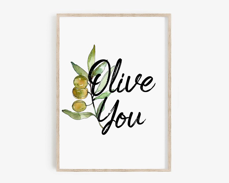 Puede incluir: Una ilustraci&oacute;n de acuarela de una rama de olivo con hojas verdes y aceitunas. El texto "Olive You" est&aacute; escrito en cursiva negra.