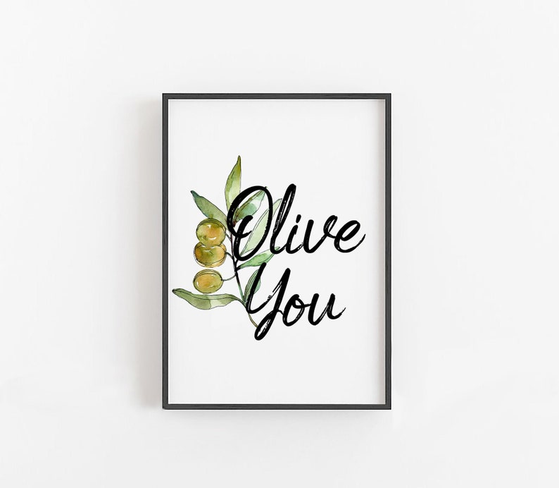 Puede incluir: Una impresi&oacute;n enmarcada en blanco con una ilustraci&oacute;n de acuarela de una rama de olivo y el texto "Olive You" en cursiva negra.