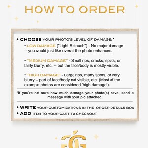Pu&ograve; includere: Una cornice in legno marrone chiaro con sfondo bianco e testo dorato. Il testo recita "HOW TO ORDER" e include istruzioni per scegliere il livello di danno di una foto, scrivere personalizzazioni e aggiungere l'articolo al carrello. Il testo include anche la frase "GIFTED GOLD" in lettere dorate.