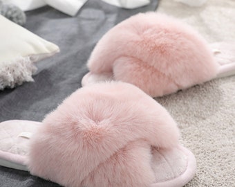 Featured image of post Womens Fur Slippers For Sale : Whether you need a pair of bedroom slippers, outdoor slippers or scuffs, our vast collection of slippers for.
